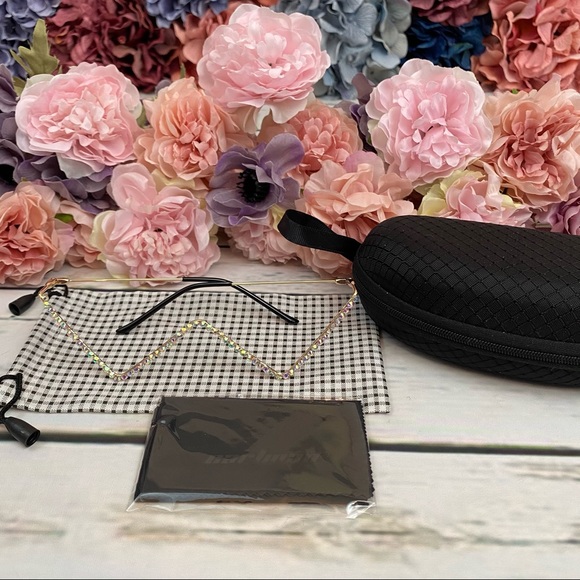 Avant Garde Crystal Triangular Frame Glasses - Picture 5 of 16